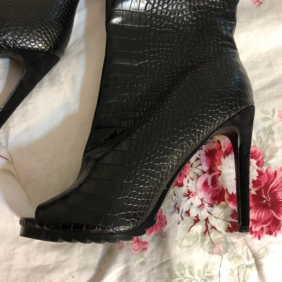 Knee-Length Gator Boots - Picture 3 of 5